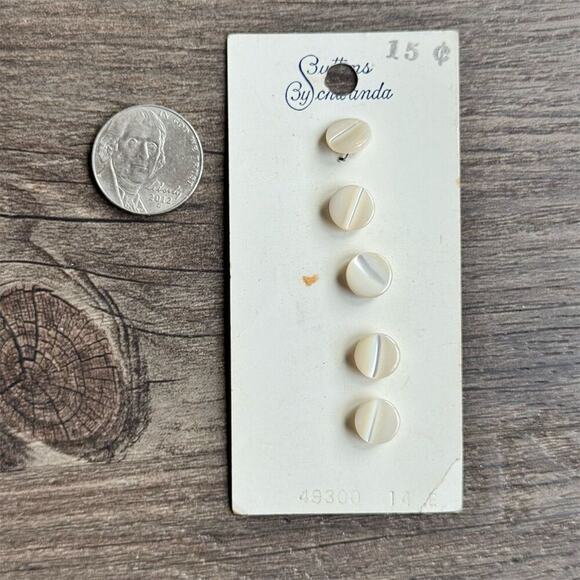 NEW Vintage 1950s White Buttons by Schwanda on Card Shank Round Small - Picture 4 of 4